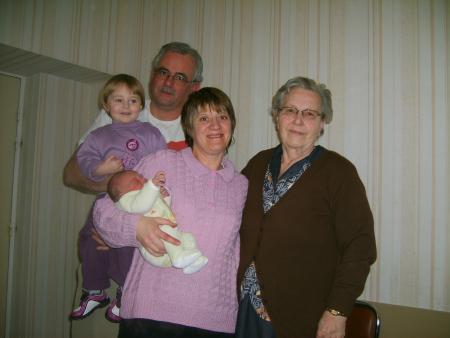 voila le papa la maman et la grand mere de christophe